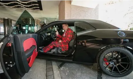  ?? WILLIAM SUAREZ ?? Rocco Rossi, president and CEO of Prostate Cancer Canada, and the 2017 Dodge Challenger Hellcat the TADA has donated to raise funds for the charity.