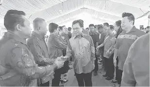  ?? — Gambar Bernama ?? RAMAH MESRA: Mohd Shafie bersalaman dengan orang ramai ketika tiba menghadiri Rumah Terbuka Tahun Baharu Cina Parlimen Sepanggal di Kolombong, semalam.