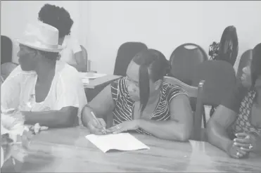  ?? (Region Four photo) ?? One of the young female contractor­s signs the document