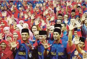  ?? MASIAM
PIC BY RAMDZAN ?? Kepala Batas Umno chief Datuk Seri Reezal Merican Naina Merican (second from left), former prime minister Tun Abdullah Ahmad Badawi and Umno Youth chief Khairy Jamaluddin at the Kepala Batas Umno delegates’ meeting in Penang yesterday.