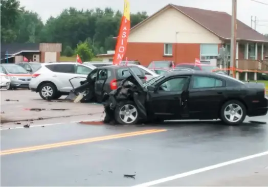  ?? PHOTO D’ARCHIVES, AGENCE QMI ?? La Dodge Charger banalisée conduite par l’accusé Maxime Gobeil a frappé de plein fouet la Kia Rondo des victimes sur la rue Principale de Mistassini, tout près d’un concession­naire automobile, le 18 juillet 2015.