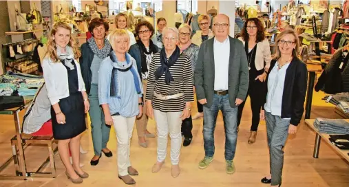  ??  ?? Eine stilsicher­e Besetzung: Das Team um die Geschäftsf­ührer Dieter Hölderle und Anita Thorwarth machen jeden Besuch bei Mode Hölderle in Oettingen zu etwas Besonderen. Mit dem gewissen Gespür für Mode und Fachwissen stehen sie täglich ihren Kundinnen...