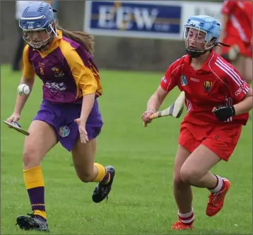  ??  ?? Nora Higgins of Wexford races away from Cork’s Katie Daly.