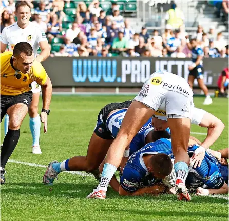  ?? PICTURE: Peter Nicholls/getty Images ?? Bath Rugby’s Niall Annett scores a try during victory over Exeter Chiefs in the Premiershi­p Rugby Cup