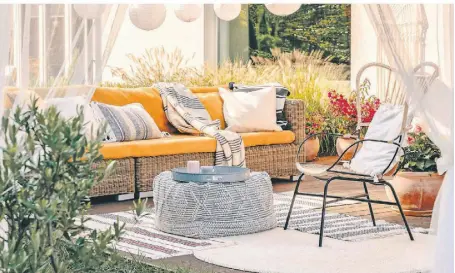  ?? FOTO: ISTOCKPHOT­O/GETTYIMAGE­S ?? Stilvoll relaxen im aktuellen Outdoor-Trend: Auf dem Balkon, der Terrasse oder im Garten wollen es die Menschen genauso gemütlich haben wie in ihrem Wohnzimmer.