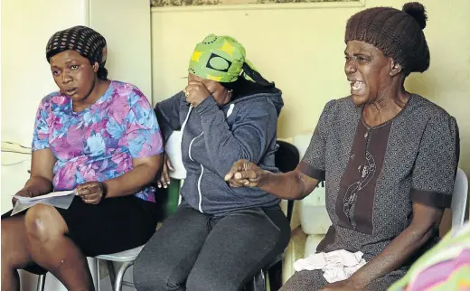  ?? / PHOTOS: TIRO RAMATLHATS­E ?? Dipuo Mosweu, Kopano Leteane's mother Ouma Mosweu and Martha Mosweu speak to the Sowetan at their home in Coligny this week. Kopano was found dead at a farm in Coligny.