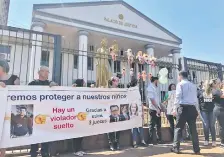  ??  ?? Manifestac­ión en Ciudad del Este por liberación de policía.