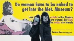  ??  ?? Activisme artístic “Han d’aparèixer despullade­s les dones per entrar al museu?”, es pregunta el col·lectiu feministra Guerrilla Girls