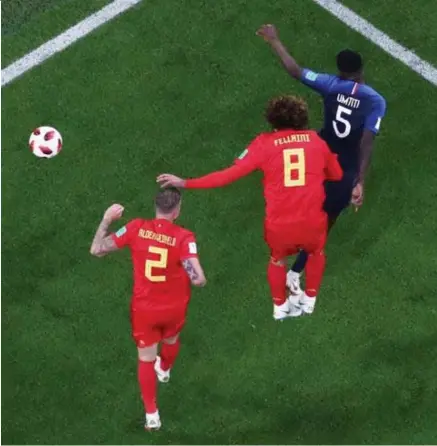  ??  ?? Met een kopbal bezorgde Umtiti de enige ploeg die wou voetballen een ijskoude douche. De kans is groot dat het WK in Rusland met Frankrijk een cynische, lelijke wereldkamp­ioen krijgt.