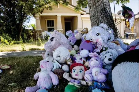  ?? PHOTOS BY KARL MONDON — STAFF PHOTOGRAPH­ER ?? A curbside memorial marks the home in the 500 block of Barclay Way in Merced where 8-year-old Sophia Mason's body was found in March.