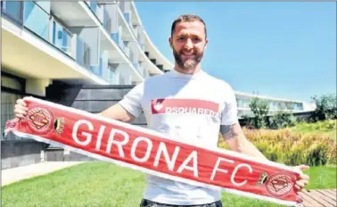  ??  ?? ESTRENO COMO TITULAR. David Timor posa con la bufanda del Girona tras firmar este verano.