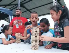  ??  ?? ALEGRÍA. Los juegos educativos de mesa llamaron la atención.