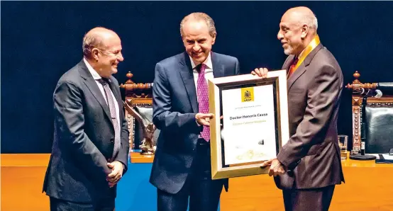  ??  ?? El rector Manuel Fermín Villar Rubio y el gobernador Juan Manuel Carreras López, como testigo de honor, entregaron la distincion a Cabrero Mendoza.