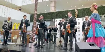  ??  ?? Los músicos se presentaro­n en Galería Plaza de las Estrellas.