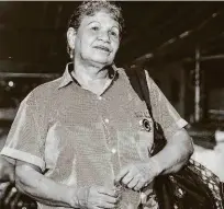  ?? Zanone Fraissat/folhapress ?? A cobradora Rosa Maria de Oliveira, 71 anos, a caminho do trabalho, durante a madrugada