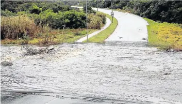  ?? Picture: BRIAN WITBOOI ?? LOW-LEVEL FLOODING: Flooding led to the Third Avenue dip in Newton Park being closed at the weekend