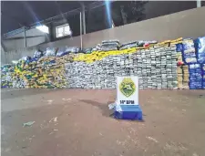  ?? ?? Paquetes de marihuana prensada incautados por la Policía Militar brasileña durante el operativo desarrolla­do en Foz de Yguazú.
