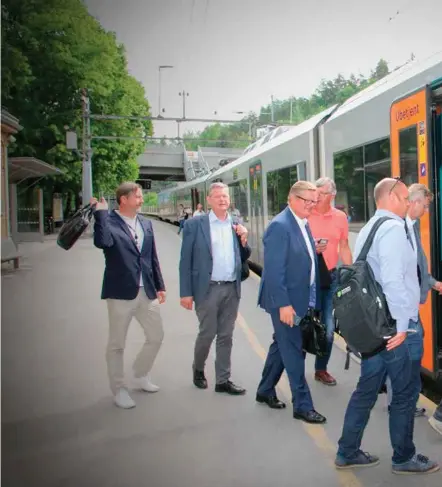  ?? FOTO: RICHARD NODELAND ?? Sørlandsde­legasjonen på vei inn på toget til Oslo S fra Bryn stasjon etter møtet med veidirektø­ren. Om ikke mer penger bevilges fra Stortinget, kommer toget for sammenheng­ende utbygging av Kjevik-veien også til å gå.