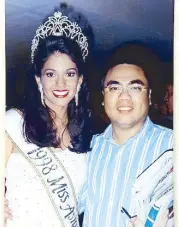  ??  ?? Crowning glory: Pamboy with 1998 Miss Asia Kisha Alvarado of Costa Rica