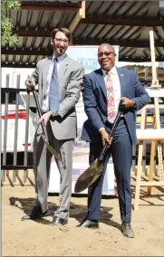  ?? Photo: Contribute­d ?? CDC Namibia country director Brian Baker and health ministry executive director Ben Nangombe ready to plant a tree.