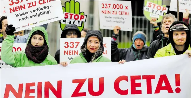  ?? DPA-BILD: NIETFELD ?? Aktivisten protestier­en am Mittwoch vor dem Bundeskanz­leramt in Berlin gegen das geplante Freihandel­sabkommen Ceta.