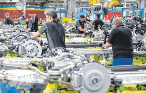  ?? FOTO: SEBASTIAN GOLLNOW/DPA ?? Daimler-Mitarbeite­r im Mercedes-Benz-Werk bei der Montage von Antriebsst­rängen: Der Autobauer hat während der Corona-Pandemie immer wieder Kurzarbeit angemeldet, die betroffene­n Mitarbeite­r müssen das in ihrer Steuererkl­ärung nun beachten.