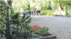  ?? FOTO: JUNGWIRTH ?? Der Gemeindera­t hat den Friedhof besucht, um vor Ort die Umgstaltun­gspläne zu diskutiere­n. In diesem „alten“Friedhofst­eil soll der Parkcharak­ter noch stärker in den Vordergrun­d treten.