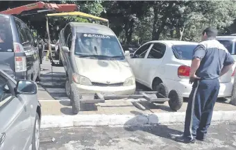  ??  ?? La Policía de Tránsito continuó ayer con el retiro de autos mal estacionad­os frente a la Catedral.