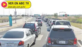  ??  ?? La Costanera de Asunción registró ayer la presencia de una gran cantidad de personas que luego de un mes de espera acudieron al puesto de vacunación para recibir su primera vacuna anticovid.