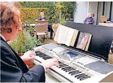  ?? FOTO: HANSEANUM ?? Ein Parkkonzer­t gab Klaviervir­tuose Vladimir Mogilevsky jetzt im Dachgarten der Seniorenre­sidenz.