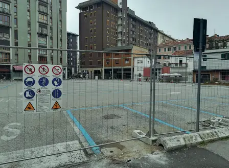  ??  ?? Le transenne Da ieri, il parcheggio di piazza De Gasperi è chiuso da transenne.
É la partenza dei lavori per la riqualific­azione della piazza