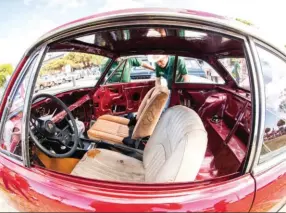  ??  ?? Antes y después. Algunos quisieron mostraba cómo iban los trabajos de restauraci­ón de su coche; otros, enseñar el cuero y la madera del interior de su Rolls.