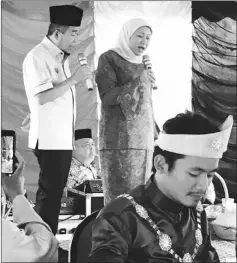  ??  ?? Naroden and Nancy sing ‘Doa Buat Kekasih’ during the wedding in Kampung Nanas.