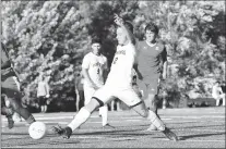  ?? GARY MIDDENDORF/DAILY SOUTHTOWN ?? Lockport’s Nick Kowalczyk scores against Homewood-Flossmoor on Sept. 25.