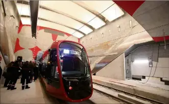  ?? (Photos Cyril Dodergny et Y. D.) ?? La première rame de tram en station « Alsace-Lorraine ».