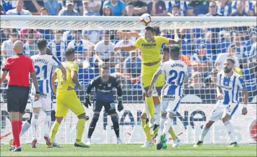  ??  ?? EL GOL. Bacca salta y peina el balón, logrando superar al portero Cuéllar.