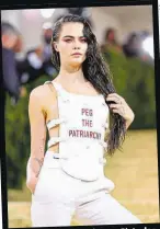  ?? APA/AFP/GETTYIMAGE­S/THEOWARGO ?? Topmodel Cara Delevingne nützte den Abend ebenfalls für ein Statement: Im Dior-Look protestier­te sie gegen patriarcha­lische Muster