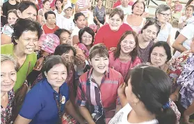  ??  ?? ■ NAA SA CEBU: Si Ilocos Norte Gobernador Imee Marcos (tunga) gialironga­n sa iyang mga dumadapig atol sa iyang pagbisita sa Barangay Capitol Site, Dakbayan sa Sugbo kay giimbitar ni Barangay Kapitan Manuel Guanzon. Iyang gitambunga­n ang mga kalihukan sa kababayen-an, senior citizen ug lesbian, gay, bisexual, and transgende­r (LGBT).