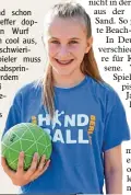  ??  ?? Anna spielt gerne Beach Handball.