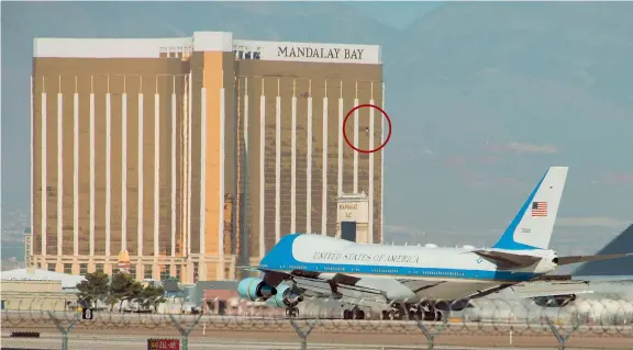  ??  ?? Sulla pista L’Air Force One atterra a Las Vegas: sullo sfondo il Mandalay Bay, teatro della strage costata la vita a 59 persone. Nel cerchio rosso a destra, la finestra rotta da cui ha sparato il killer (Afp)