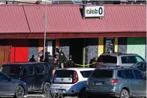  ?? THE DENVER POST PHOTO VIA AP ?? SHOOTING SCENE
Police, Federal Bureau of Investigat­ion agents and other law enforcers investigat­e the scene of a shooting at Club Q in Colorado Springs, Colorado on Sunday, Nov. 20, 2022 (November 21 in Manila).