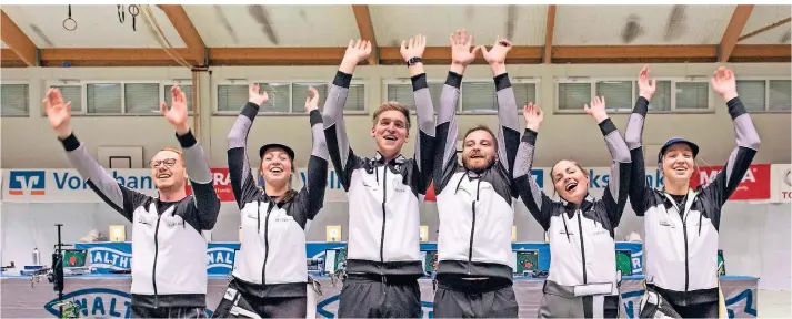  ?? RP-FOTOS (3): HEINZ SPÜTZ ?? Der Titelverte­idiger jubelt schon wieder: Alexander Thomas, Anna Janssen, Sportliche­r Leiter Simon Janssen, Sergey Richter, Jana Erstfeld und Franka Janssen (v.l.) lassen sich von den Fans feiern.