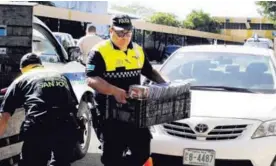  ?? RAFAEL MURILLO ?? Roberto Rojas policía municipal de San José entregó este martes 95 pares de placas decomisada­s el fin de año en Zapote y alrededore­s de Chepe.