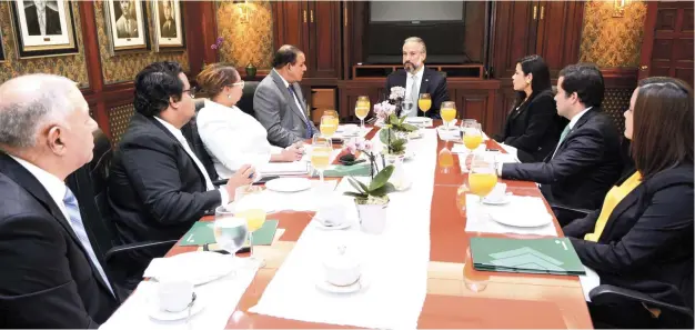  ?? JORGE CRUZ/LISTÍN DIARIO ?? Encuentro. Los ejecutivos del Banco Caribe participar­o en el Desayuno LISTÍN DIARIO, en una visita encabezada por el presidente ejecutivo de la entidad, Dennis Simó Álvarez.