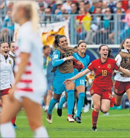  ??  ?? EN CUARTOS. La Selección celebra sobre el césped de Dinan-Léhon el pase a cuartos de final con Eva Navarro, Paula, Sierra,