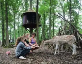  ?? FOTO MIA UYDENS ?? Karen met Gerd het Hert en enkele Kiep-Lekkerkamp­kids. Het kamp deze week staat in het teken van de vier natuurelem­enten.