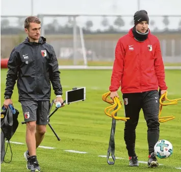  ?? Foto: Klaus Rainer Krieger ?? Ab Montag geht es richtig los. Dann will Martin Hinteregge­r (rechts) mit Athletiktr­ainer Andreas Bäumler intensiv auf dem Trai ningsplatz arbeiten und eventuell schon in das Mannschaft­straining einsteigen.