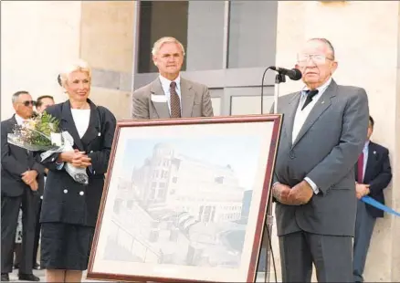  ?? SCOTT LINNETT U-T FILE ?? Sen. Bill Craven (right) speaks at ceremony dedicating a building in his name at California State University San Marcos in April 1993. The CSU Board of Trustees gave permission last week for the university to rename it.