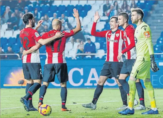  ?? FOTO: ALAEXANDRE VARELA / LOF ?? Por banda derecha Raúl García, Rico y Guruzeta celebran con Córdoba su gol, el primero del partido, que llegó tras una rápida y bonita jugada del equipo rojiblanco