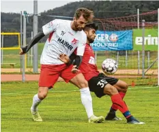  ?? Foto: Marcus Merk ?? Vergeblich stemmten sich Fahad Barakzaie (rechts) und der SC Altenmünst­er gegen den Landesliga-Absteiger TSV AIndling (links Alex Thiel).